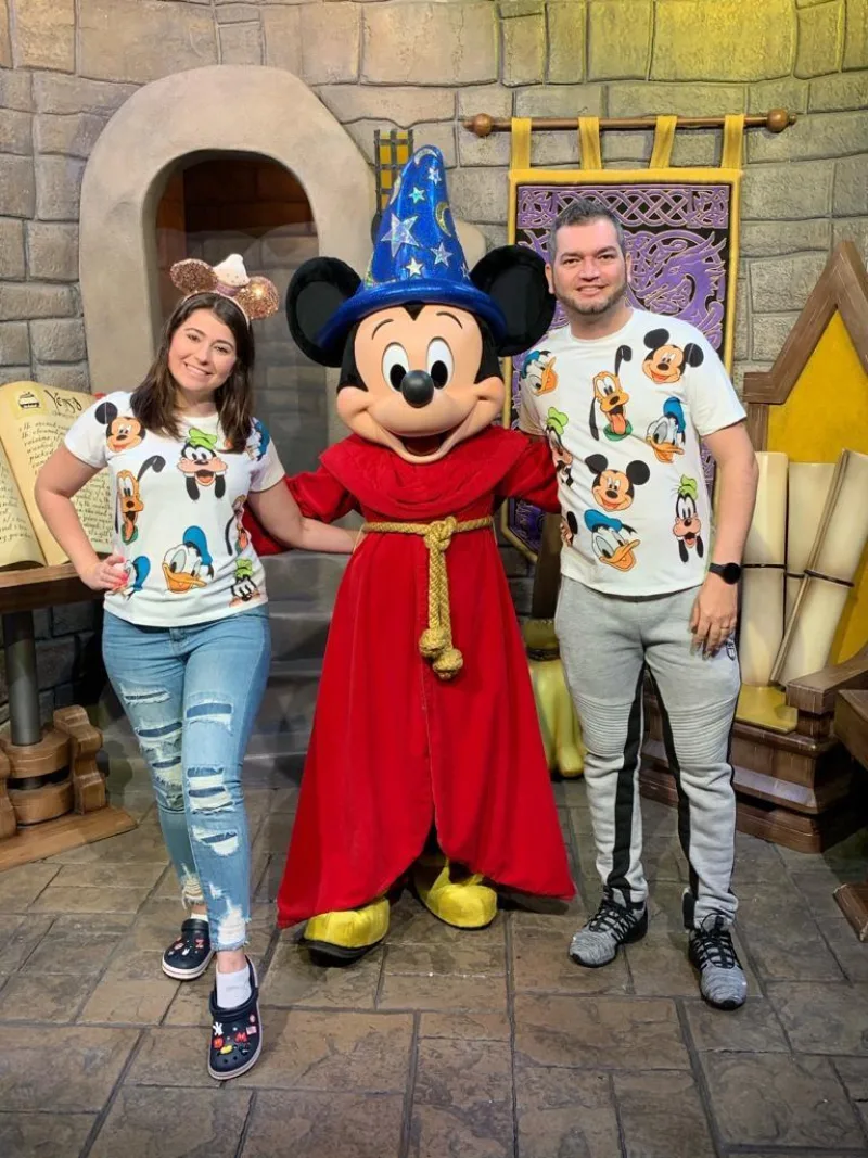 Giovanna e Paulo, fundadores da SND Orlando, com o Mickey no parque